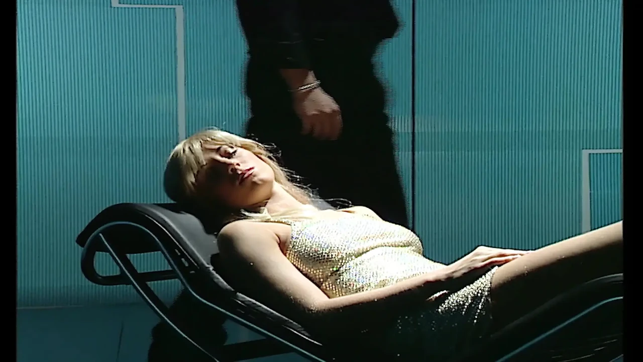 Beautiful blonde gets her ass broken