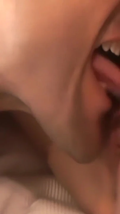 "Karen Kouguar es una seductora trabajadora sexual con tetas perdidas que deriva placer del anal y facial"