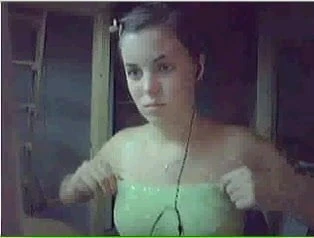 Laurie montre ses seins en cam