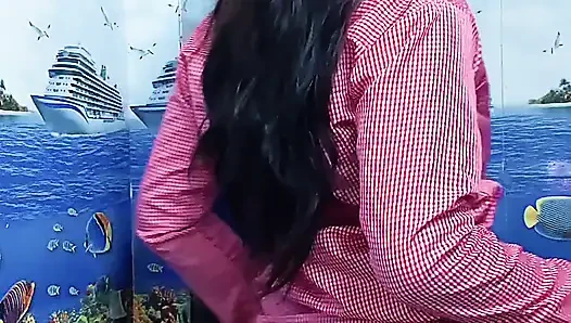 Hintli ateşli desi kız öğrenci üniformasını değiştiriyor ve mastürbasyon yapıyor. Hintli desi selfie videosu.