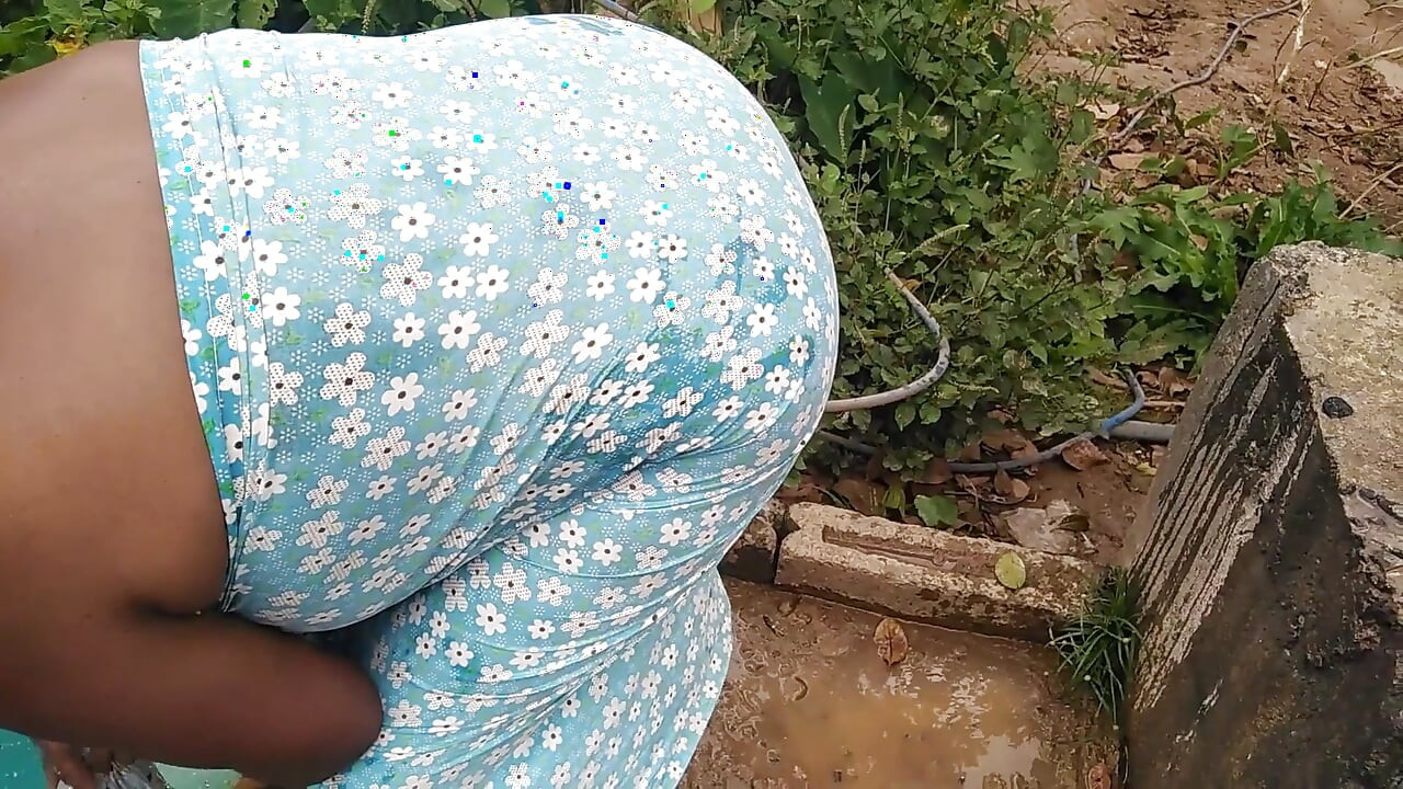Desi Indian MILF Show Her Amazing Big Boobs and Pussy While She Bathing