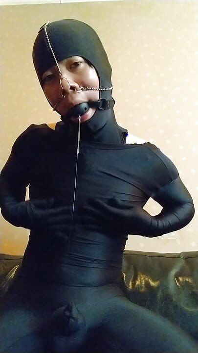 I masturbated comfortably with no makeup, muzzle and nose hook, and full body tights!