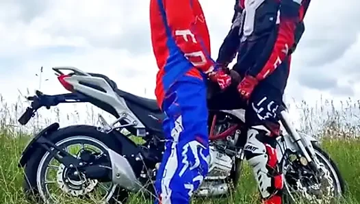 Ateşli motocross erkekler motosikletin yanında boşalıyor