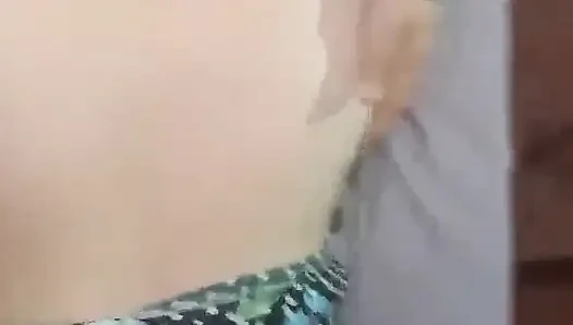 POV-doggystyle-ficken in ihrem blumenkleid