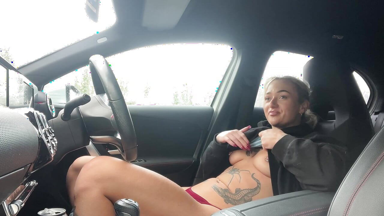SophiaMayy PUBLICLY rubs pussy in car to entertain local builders - ALMOST CAUGHT!