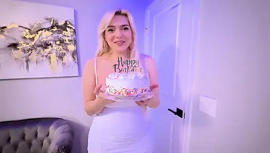 Adaline star si cewek semok rambut pirang memohon dicrot di muka dan dicrot di muka