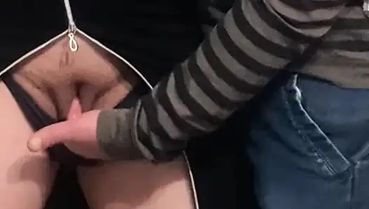 Omg!!! Kalabalık metrodaki yabancı - amcık parmaklıyor