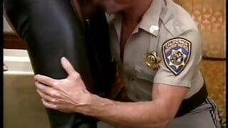 insegna al poliziotto come essere cattivo e gentile condividendo il suo cazzo