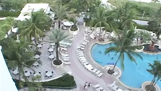 Sarışın bebek canavar bir yarağı emiyor ve ağzına büyük bir boşalma