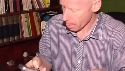 Sarışın orta yaşlı seksi kadın çok ıslak seksin tadını çıkarıyor!