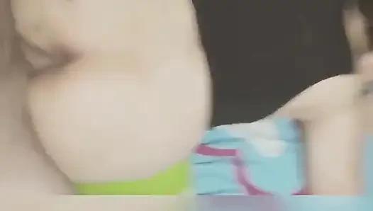 Tante sange ini lagi asik nikmatin pantat bahenolnya