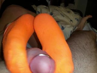 Caliente calcetín de mi bebé en calcetines naranjas