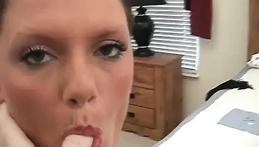 MILF lutscht schwanz tief und nimmt eine dicke gesichtsbesamung