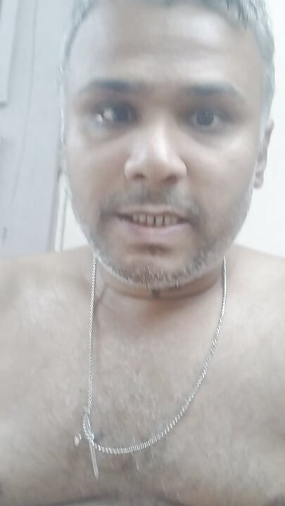Cowok dengan memek berbulu ini lagi asik ngentot sendirian