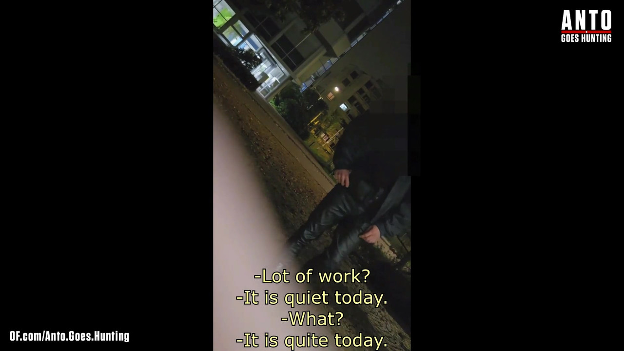 另一个保安走近并说服