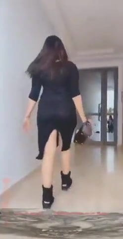 Saudi Arabian Girl Has a Sexy ass