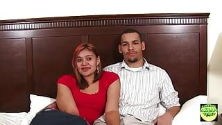 Een brunette meid Dee en haar vriendje Jay maken een eigengemaakte amateurvideo