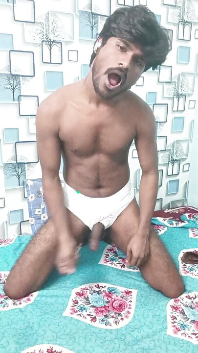 Uyandığımda sikim çok sert, seninki nasıl? Yorum bırak lütfen!