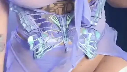 Чернокожая трахает киску с большим дилдо, пока киска не станет сливочной