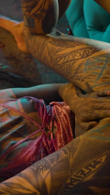 أمن اتفاقية الأسلحة البيولوجية يمسك بفتاة موشومة تمارس الجنس مع كسها بجودة عالية حتى يمارس الجنس معها في الشرج | مقطع 1