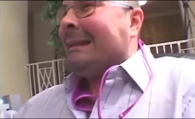 Yaramaz fahişe güzel yüzünü göt deliğine siktiriyor