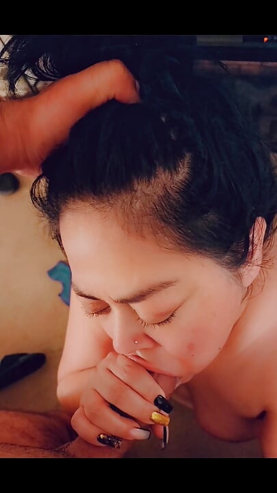 उसके मुंह में वीर्य समाप्त हो रहा है