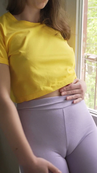 큰 카멜토 보지를 보여주는 쪼이는 레깅스를 입은 의붓아들