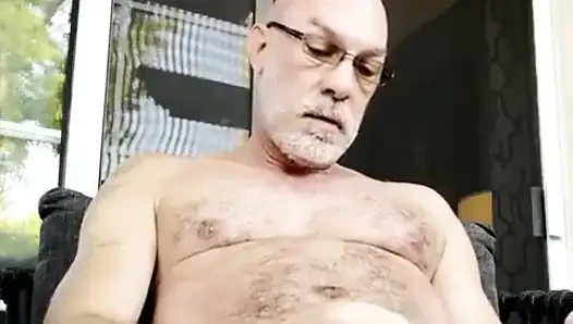 Chet herkesin görmesi için büyük yarağını dışarıda azdırıyor. Kim iyi bir açık havada sopa seansı sevmez?