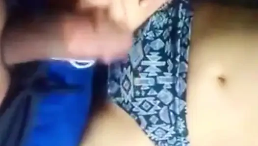 Azgın kız itaatkar bir şekilde büyük bir yarakla sikilmeyi seviyor.