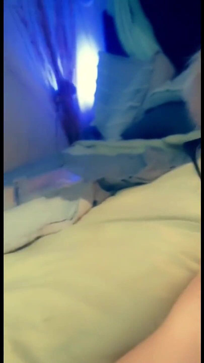 Analna masturbacija na podu