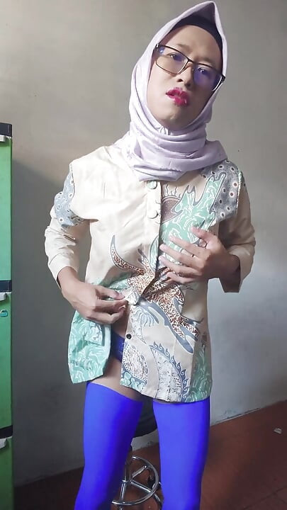 Skönhet Hijab Shemale runkar av sin stora kuk för sperma