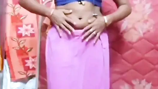 Renu si istri tamil india lagi asik ngentot memeknya sambil bugil sambil bugil!
