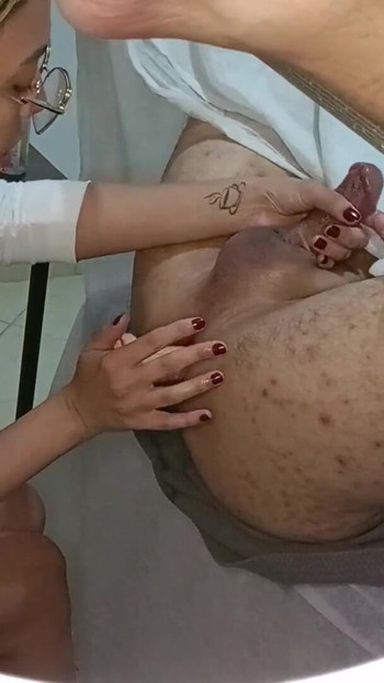 "Hasta prostat muayenesine gidiyor, ancak takma yarak götüne sıkışıyor" dan ikonik an