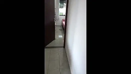 Ich habe meine stiefschwester aufgeweckt, um das geschirr zu waschen.