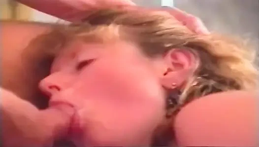 Büyük memeli olgun esmer amatör sert sikişte parmaklanıyor ve sikiliyor