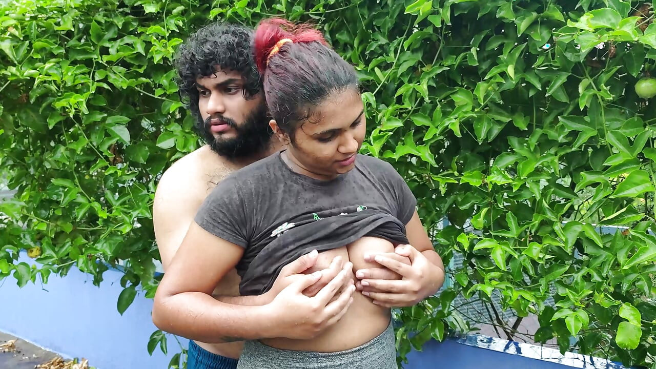 בחוץ מרפסת גשם רומנטיקה עם מציצת ציצים ולחיצת ציצים