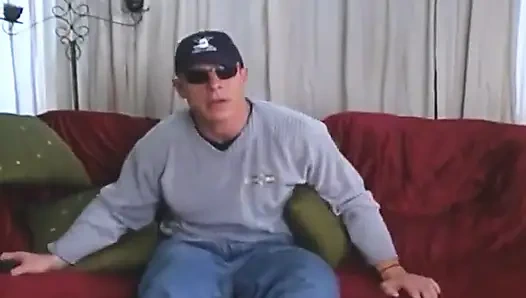 Ateşli esmer hatun yalanıyor ve sert sikiliyor