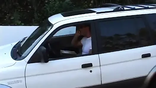 Zinde sürtük sarışın hatuna masaj yapıyor ve sonra aletini emiyor