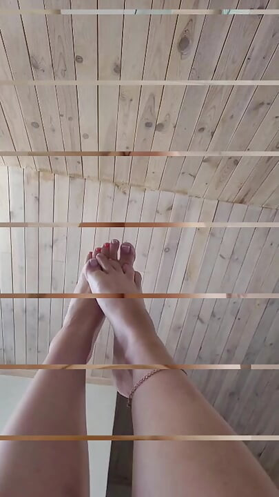 Una nena caliente abriendo las piernas, gimiendo y masturbándose hasta el orgasmo