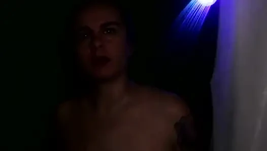 Aku menemukan jalanku ke kamar mandi ini dengan pertunjukan cahaya. Bergabunglah denganku untuk ngusap memekku setiap inci selagi aku ngentot memekku yang pertama kali!