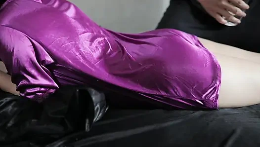 Pantat bahenol gadis sange berhijab lagi asik dipijat dengan gaun satin sampai lubangnya menggoda