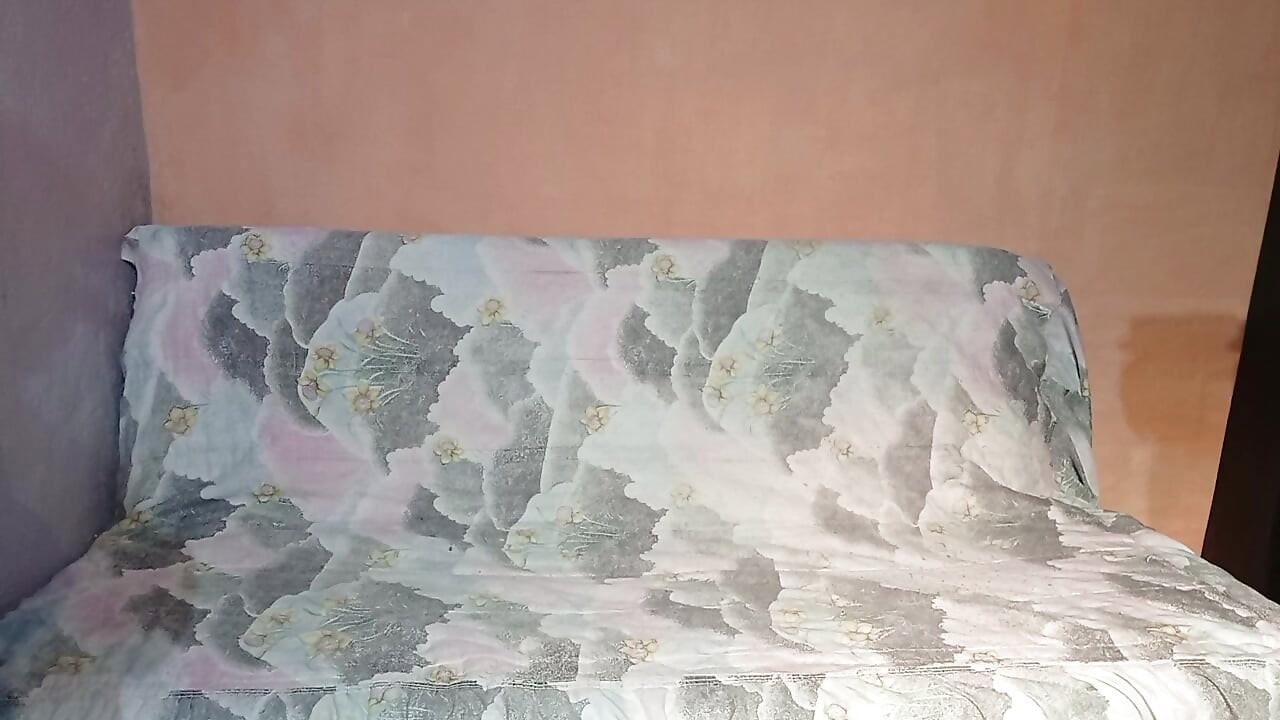 Mel își mângâie propriile picioare 1