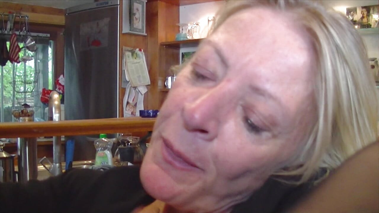 Une belle missionnaire mature arrive à l’orgasme