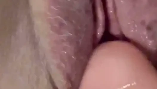 POV - amateur-ehefrau wird mit riesigem dildo, extremer nahaufnahme, mehreren orgasmen gedehnt und dann vollgespritzt