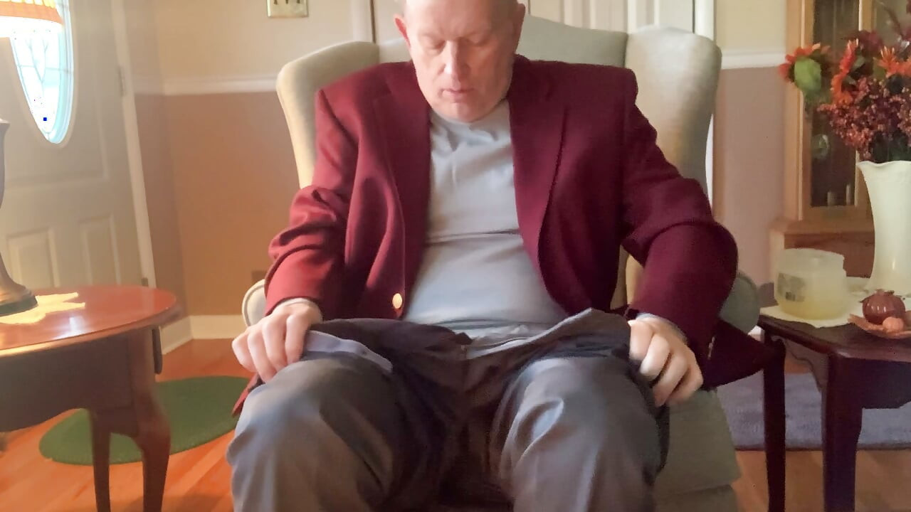 Bunic de 69 de ani excitat care se masturbează