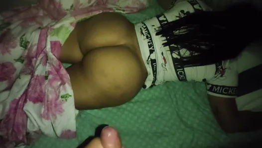 PILLO a mi SUEGRA en la cama, mi pene no resiste y le tiro toda la leche (CUMSHOT)