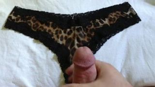 Сперма в трусиках сексуального леопарда
