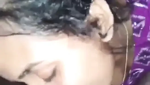 Videoda Bangladeşli kadın güzel ızgarayı emiyor