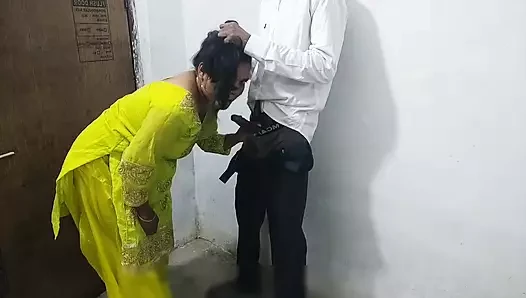 College ki moti senior ladki ko junior student ne godi me uthaa ke choda...