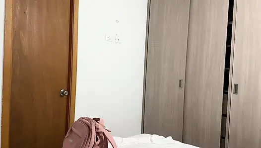 Aku menonton cewek latina muda di lemari setelah keluar dari kamar mandi, kami akhirnya keenakan waktu dia minta aku crot di dalam memeknya.